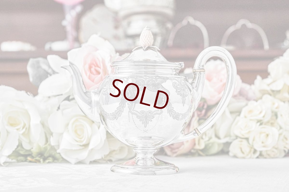 画像1: アンティークシルバー、アンティーク銀器、純銀製(925)1875年 木の実の摘み リボン、葉模様スクロールのガーランドバチェラーサイズ  ティーポット (1)