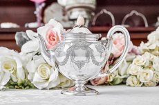 画像1: アンティークシルバー、アンティーク銀器、純銀製(925)1875年 木の実の摘み リボン、葉模様スクロールのガーランドバチェラーサイズ  ティーポット (1)