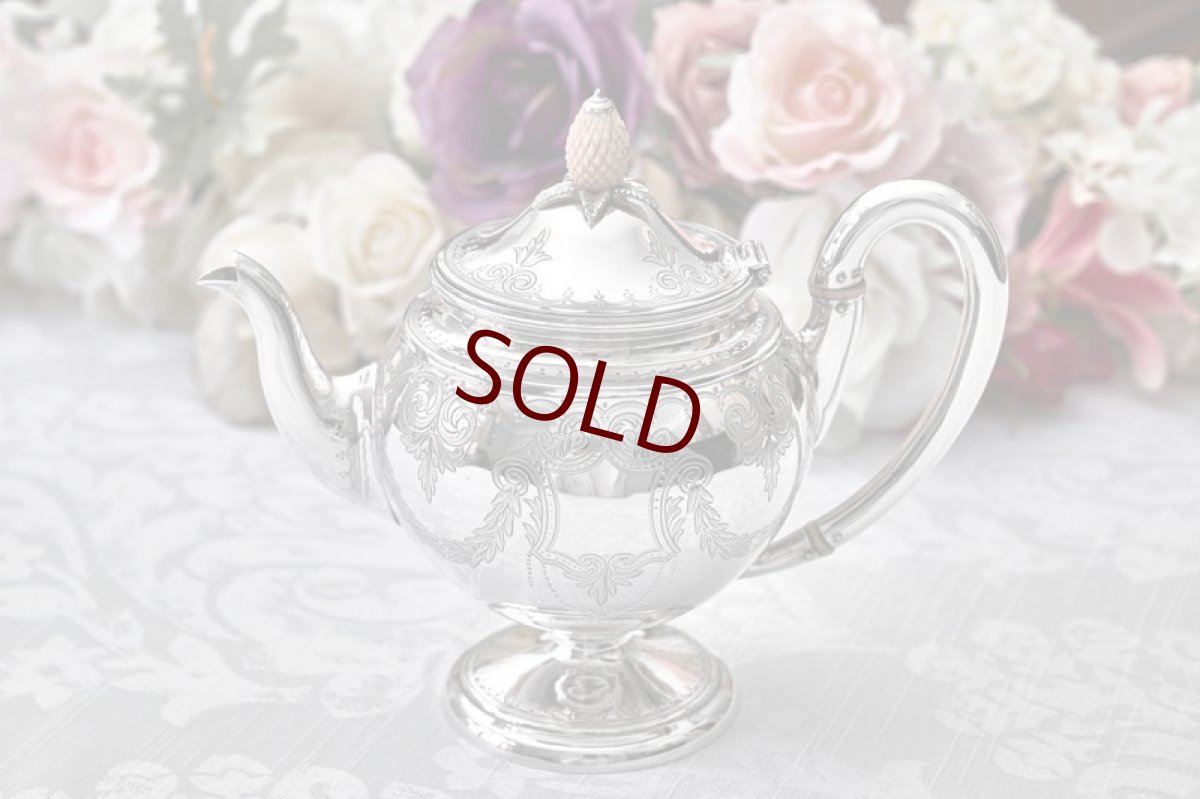 画像8: アンティークシルバー、アンティーク銀器、純銀製(925)1875年 木の実の摘み リボン、葉模様スクロールのガーランドバチェラーサイズ  ティーポット (8)