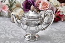 画像8: アンティークシルバー、アンティーク銀器、純銀製(925)1875年 木の実の摘み リボン、葉模様スクロールのガーランドバチェラーサイズ  ティーポット (8)