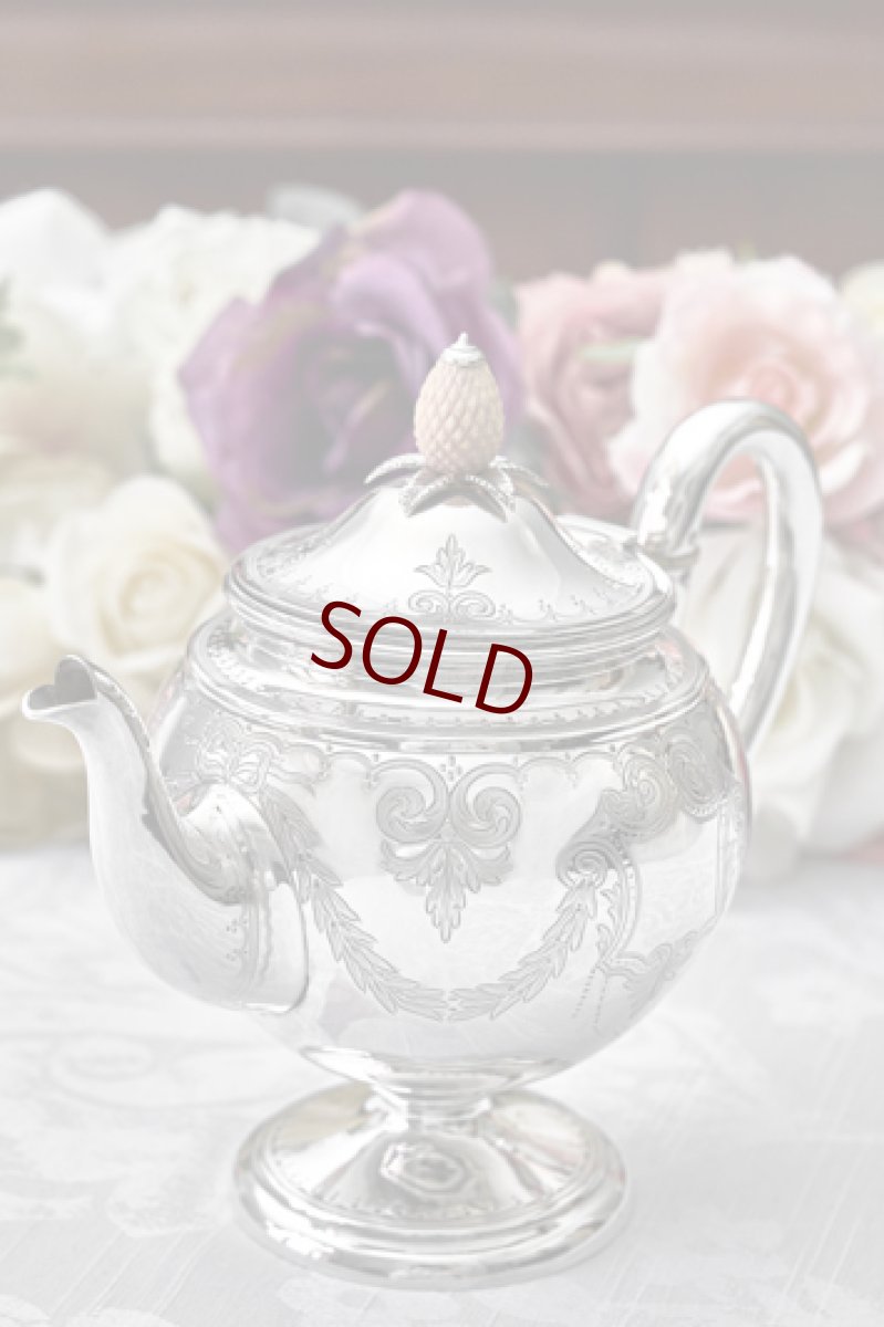 画像4: アンティークシルバー、アンティーク銀器、純銀製(925)1875年 木の実の摘み リボン、葉模様スクロールのガーランドバチェラーサイズ  ティーポット (4)