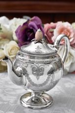 画像4: アンティークシルバー、アンティーク銀器、純銀製(925)1875年 木の実の摘み リボン、葉模様スクロールのガーランドバチェラーサイズ  ティーポット (4)