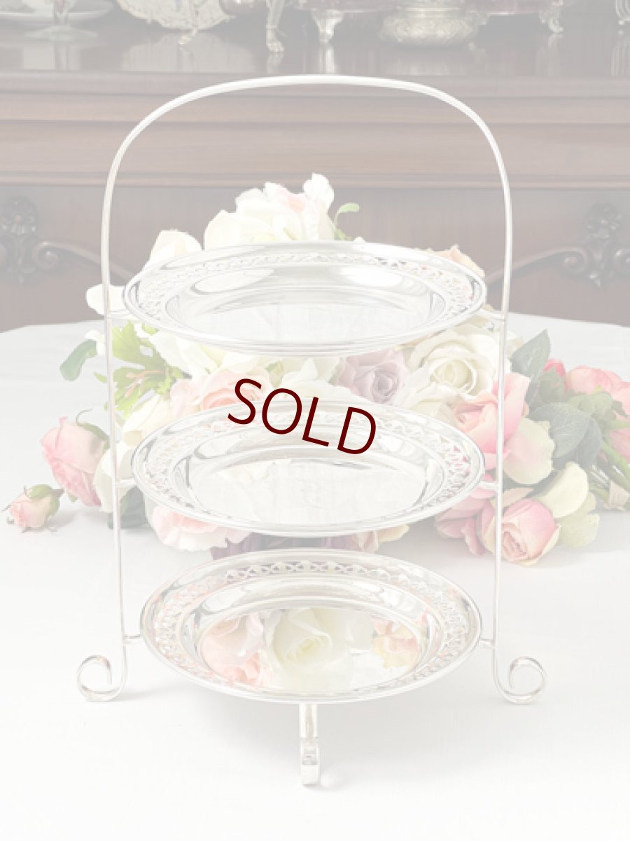 画像2: アンティークシルバー、アンティーク銀器、シルバープレート　エレガントな透かし細工　三段　アフタヌーンティー　ケーキスタンド (2)