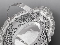 画像9: アンティークシルバー、アンティーク銀器、純銀製（925）1903年　お花の縁飾り 透かし細工　ケーキバスケット (9)