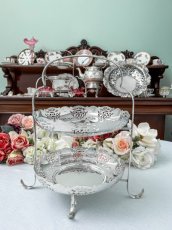 画像1: アンティークシルバー、アンティーク銀器、シルバープレート　美しいピアッシングが入ったお花のようなプレート　二段　アフタヌーンティー　ケーキスタンド (1)