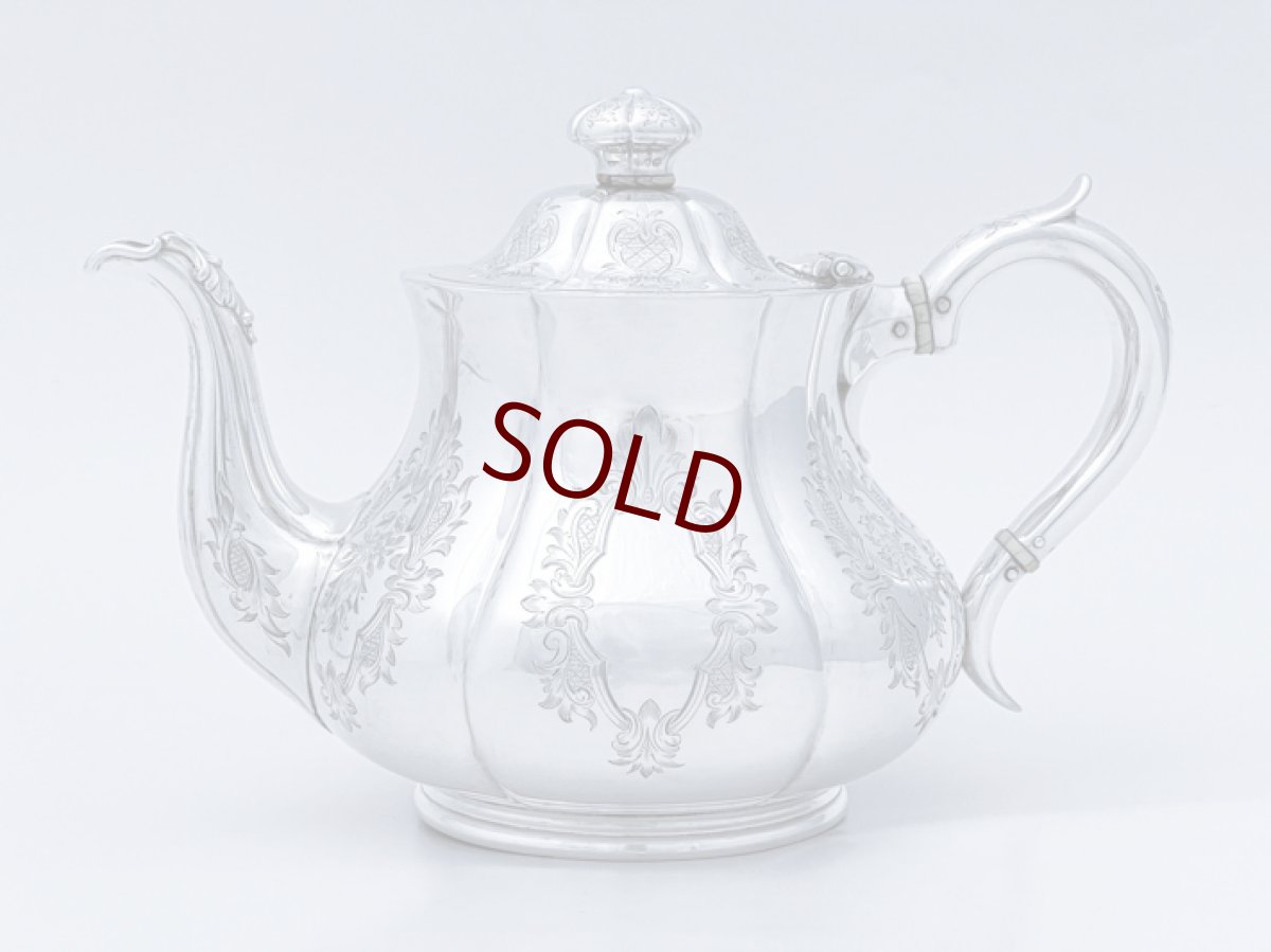 画像2: アンティークシルバー、アンティーク銀器、純銀製(925)　1859年　美しいスクロールとシールド装飾　手彫り彫刻　小さめ　ティーポット (2)