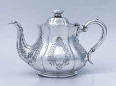 画像2: アンティークシルバー、アンティーク銀器、純銀製(925)　1859年　美しいスクロールとシールド装飾　手彫り彫刻　小さめ　ティーポット (2)