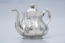 画像3: アンティークシルバー、アンティーク銀器、純銀製(925)　1859年　美しいスクロールとシールド装飾　手彫り彫刻　小さめ　ティーポット (3)