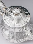 画像1: アンティークシルバー、アンティーク銀器、純銀製(925)　1859年　美しいスクロールとシールド装飾　手彫り彫刻　小さめ　ティーポット (1)