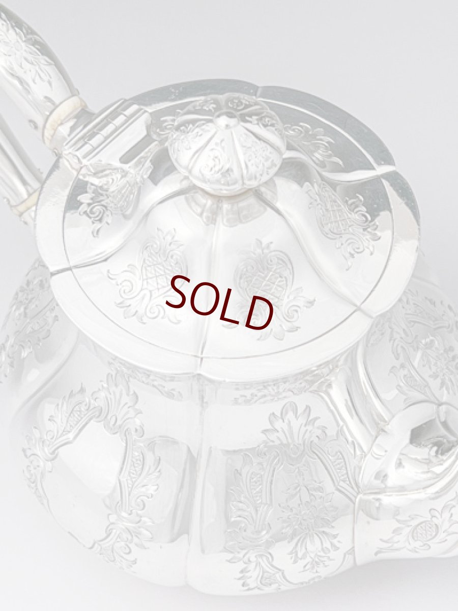 画像1: アンティークシルバー、アンティーク銀器、純銀製(925)　1859年　美しいスクロールとシールド装飾　手彫り彫刻　小さめ　ティーポット (1)