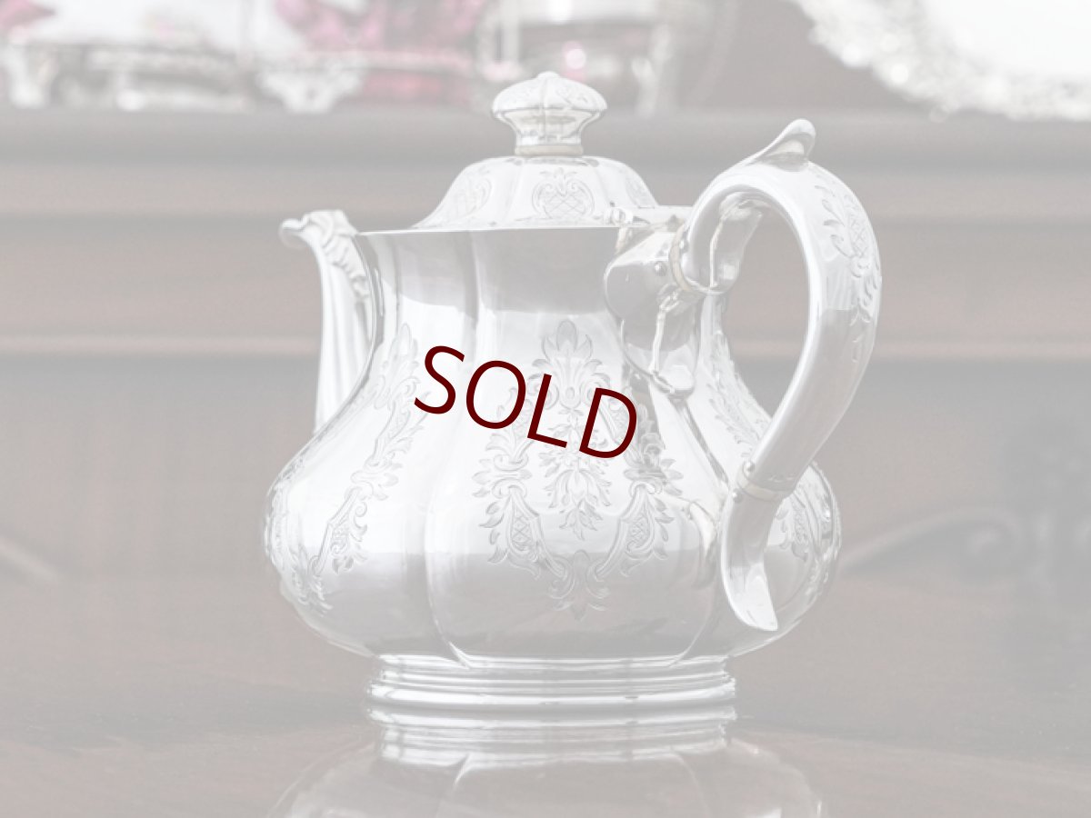 画像7: アンティークシルバー、アンティーク銀器、純銀製(925)　1859年　美しいスクロールとシールド装飾　手彫り彫刻　小さめ　ティーポット (7)