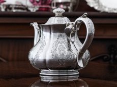 画像7: アンティークシルバー、アンティーク銀器、純銀製(925)　1859年　美しいスクロールとシールド装飾　手彫り彫刻　小さめ　ティーポット (7)