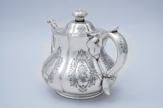 画像4: アンティークシルバー、アンティーク銀器、純銀製(925)　1859年　美しいスクロールとシールド装飾　手彫り彫刻　小さめ　ティーポット (4)