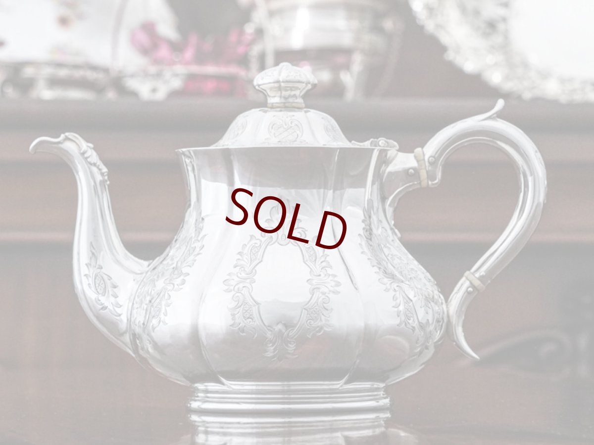 画像5: アンティークシルバー、アンティーク銀器、純銀製(925)　1859年　美しいスクロールとシールド装飾　手彫り彫刻　小さめ　ティーポット (5)