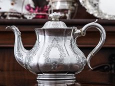 画像5: アンティークシルバー、アンティーク銀器、純銀製(925)　1859年　美しいスクロールとシールド装飾　手彫り彫刻　小さめ　ティーポット (5)