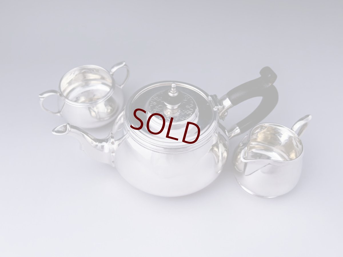 画像1: アンティークシルバー、アンティーク銀器　純銀製(925)1914,1936,1939年　バーナード制作　鏡面が美しいバチェラーティーセット (1)