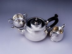 画像1: アンティークシルバー、アンティーク銀器　純銀製(925)1914,1936,1939年　バーナード制作　鏡面が美しいバチェラーティーセット (1)