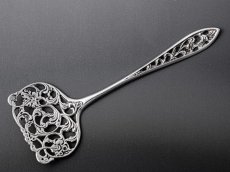 画像2: アンティークシルバー、アンティーク銀器、シルバープレート　お花とスクロールのハンドカット透かし細工　ミニサーバー (2)