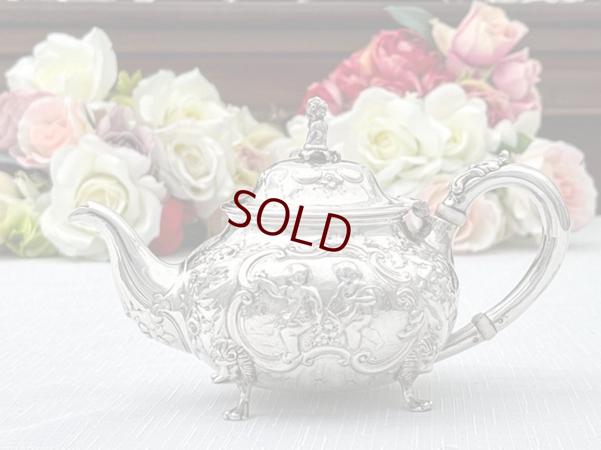 画像1: アンティークシルバー、アンティーク銀器、純銀製（925）1853年 ロココスタイル 薔薇、お花、エンジェルの彫刻　バチェラーサイズ　ティーポット (1)