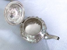 画像12: アンティークシルバー、アンティーク銀器、純銀製（925）1853年 ロココスタイル 薔薇、お花、エンジェルの彫刻　バチェラーサイズ　ティーポット (12)