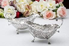 画像2: アンティークシルバー、アンティーク銀器、純銀製(925)　1899年、1900年　ロココスタイル　お花とスクロールの打ち出し彫刻　ペア ソースボートセット (2)