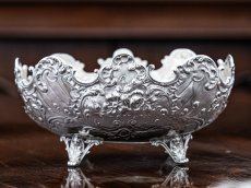 画像1: アンティークシルバー、アンティーク銀器、純銀製（800) ドイツ製 ロココスタイル 　花とスクロール装飾の彫刻　ボンボンディッシュ (1)
