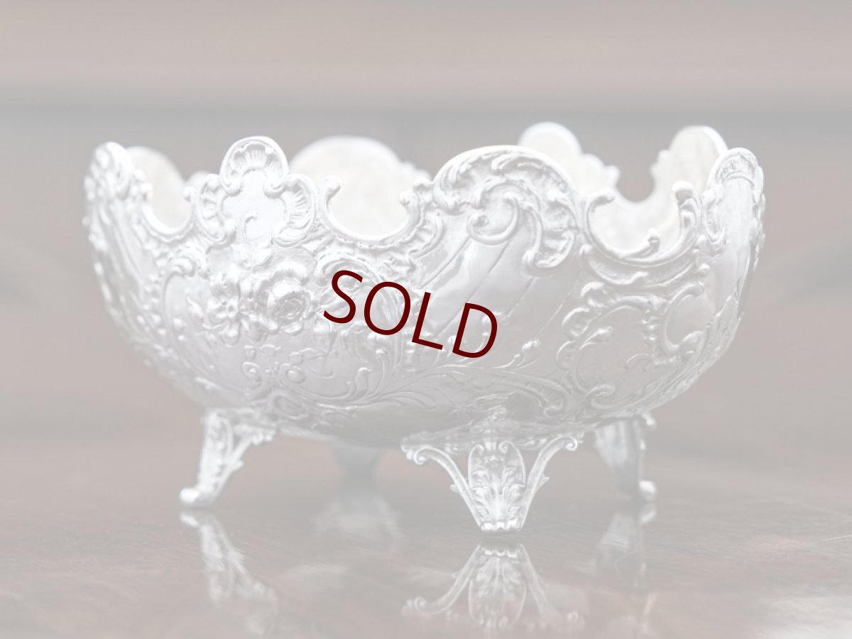 画像2: アンティークシルバー、アンティーク銀器、純銀製（800) ドイツ製 ロココスタイル 　花とスクロール装飾の彫刻　ボンボンディッシュ (2)