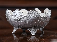 画像2: アンティークシルバー、アンティーク銀器、純銀製（800) ドイツ製 ロココスタイル 　花とスクロール装飾の彫刻　ボンボンディッシュ (2)