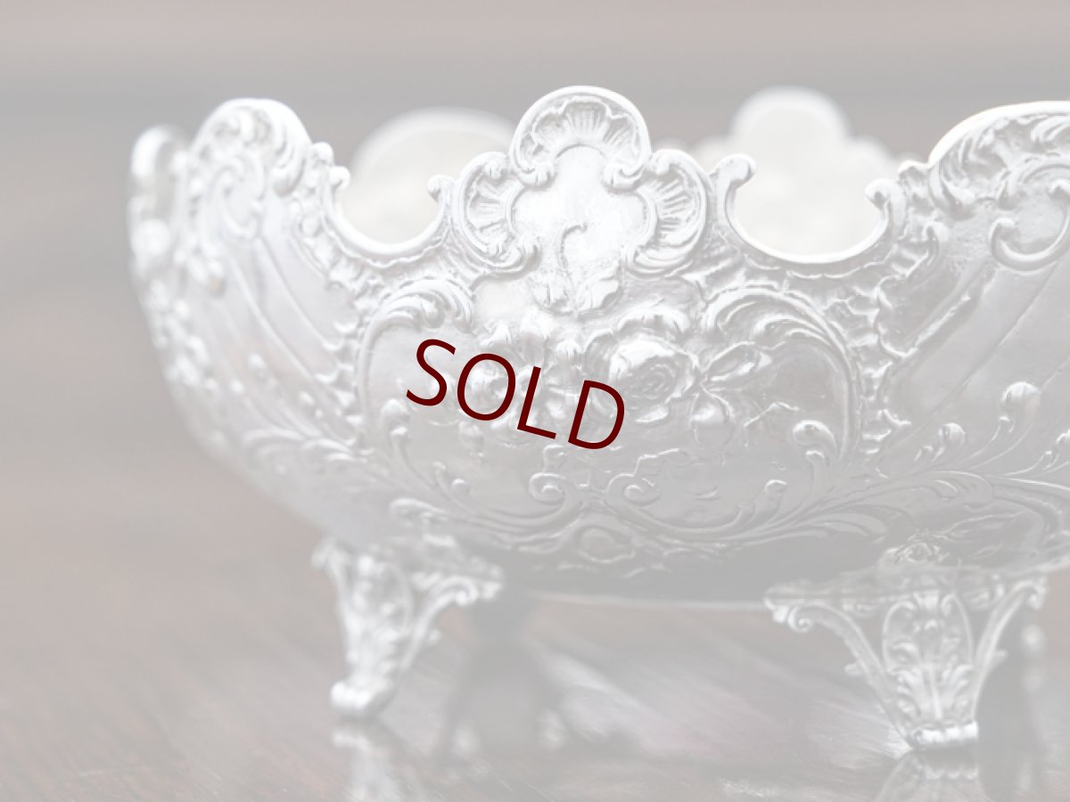 画像4: アンティークシルバー、アンティーク銀器、純銀製（800) ドイツ製 ロココスタイル 　花とスクロール装飾の彫刻　ボンボンディッシュ (4)