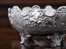 画像4: アンティークシルバー、アンティーク銀器、純銀製（800) ドイツ製 ロココスタイル 　花とスクロール装飾の彫刻　ボンボンディッシュ (4)