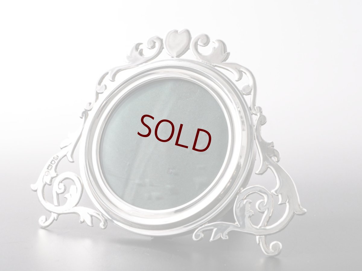 画像4: アンティークシルバー、アンティーク銀器、純銀製（925）1899年　スクロールとハート装飾の写真立て　 (4)