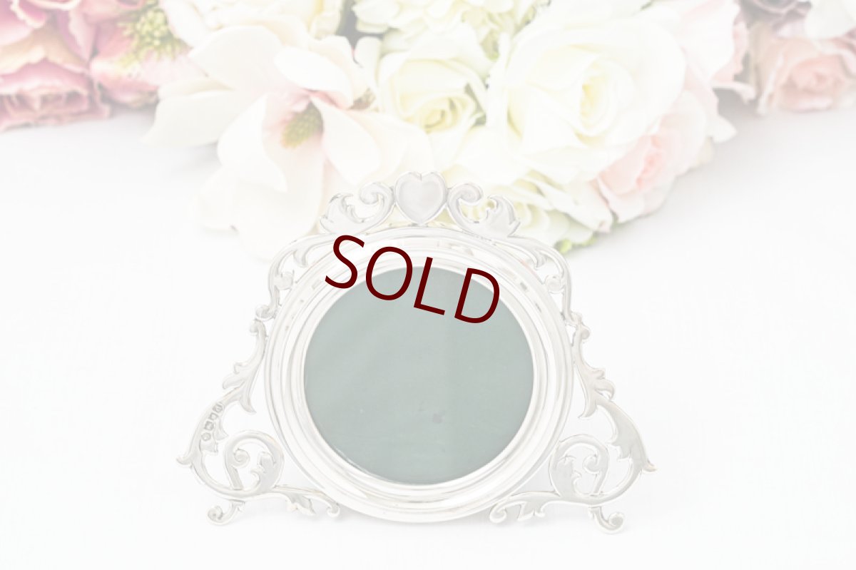 画像7: アンティークシルバー、アンティーク銀器、純銀製（925）1899年　スクロールとハート装飾の写真立て　 (7)