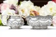画像1: アンティークシルバー、アンティーク銀器、純銀製(925)　1882年　アカンサスとリボンガーランド装飾　バチェラーサイズ　シュガーボウル & クリームジャグ (1)