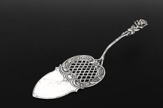 画像4: アンティークシルバー、アンティーク銀器、純銀製(835)  ドイツ製 ヒルデスハイムローズ 透かし細工 お花とスクロール装飾のケーキサーバー  (4)