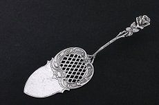 画像5: アンティークシルバー、アンティーク銀器、純銀製(835)  ドイツ製 ヒルデスハイムローズ 透かし細工 お花とスクロール装飾のケーキサーバー  (5)