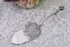 画像1: アンティークシルバー、アンティーク銀器、純銀製(835)  ドイツ製 ヒルデスハイムローズ 透かし細工 お花とスクロール装飾のケーキサーバー  (1)