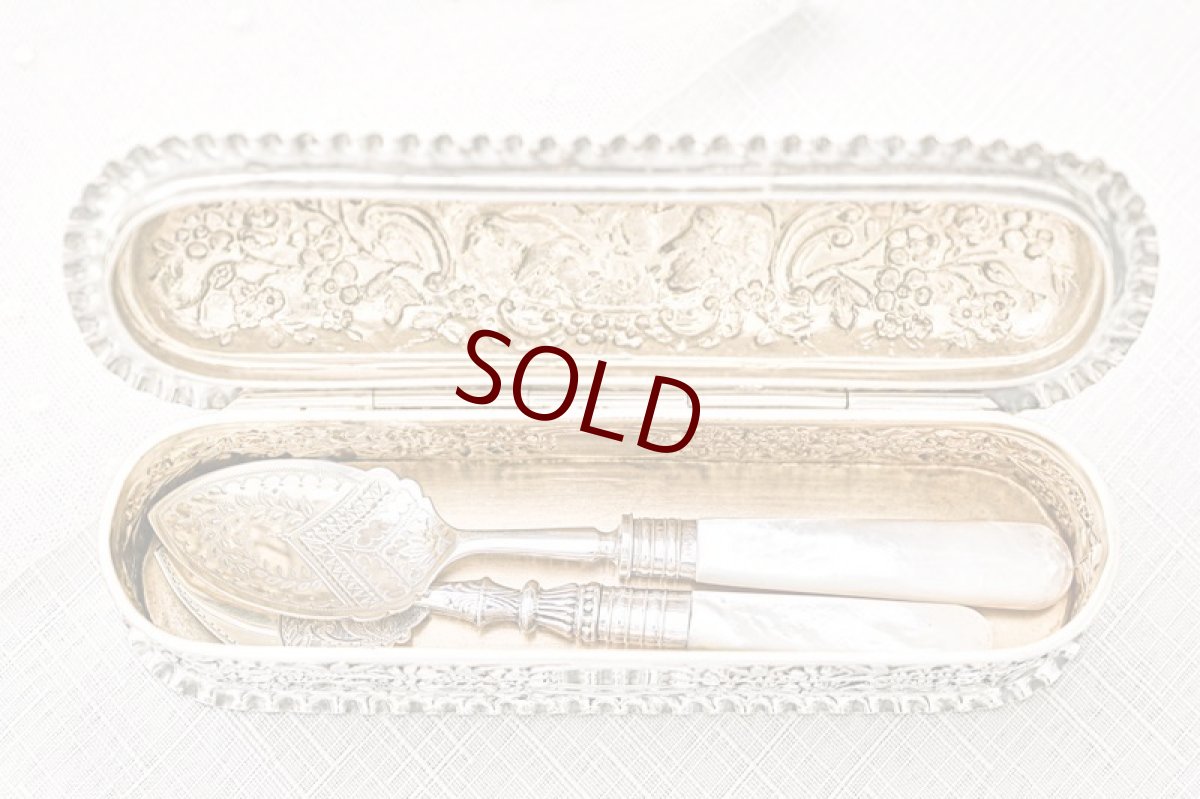 画像7: アンティークシルバー、アンティーク銀器　純銀製（９２５）1899年 マッピン＆ウェッブ　美打ち出し彫刻 内側金鍍金　 エンジェルのヴァニティーボックス (7)