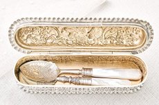 画像7: アンティークシルバー、アンティーク銀器　純銀製（９２５）1899年 マッピン＆ウェッブ　美打ち出し彫刻 内側金鍍金　 エンジェルのヴァニティーボックス (7)