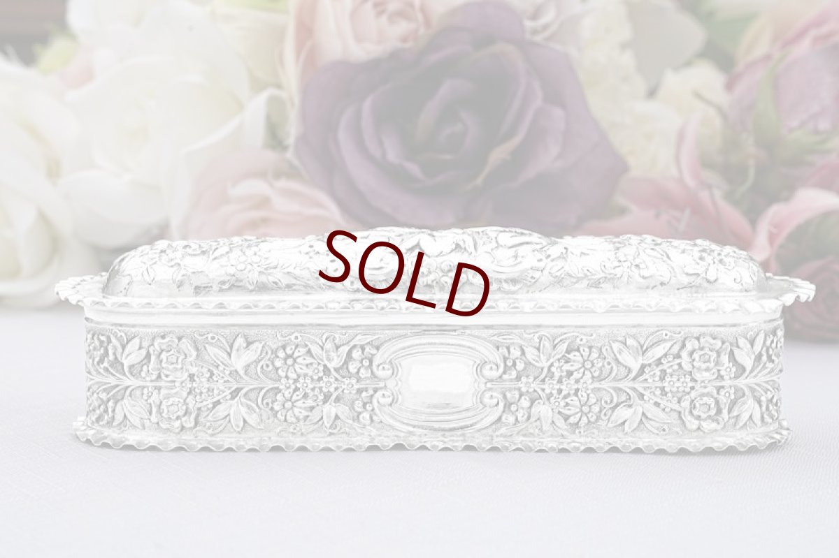 画像2: アンティークシルバー、アンティーク銀器　純銀製（９２５）1899年 マッピン＆ウェッブ　美打ち出し彫刻 内側金鍍金　 エンジェルのヴァニティーボックス (2)