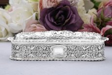 画像2: アンティークシルバー、アンティーク銀器　純銀製（９２５）1899年 マッピン＆ウェッブ　美打ち出し彫刻 内側金鍍金　 エンジェルのヴァニティーボックス (2)