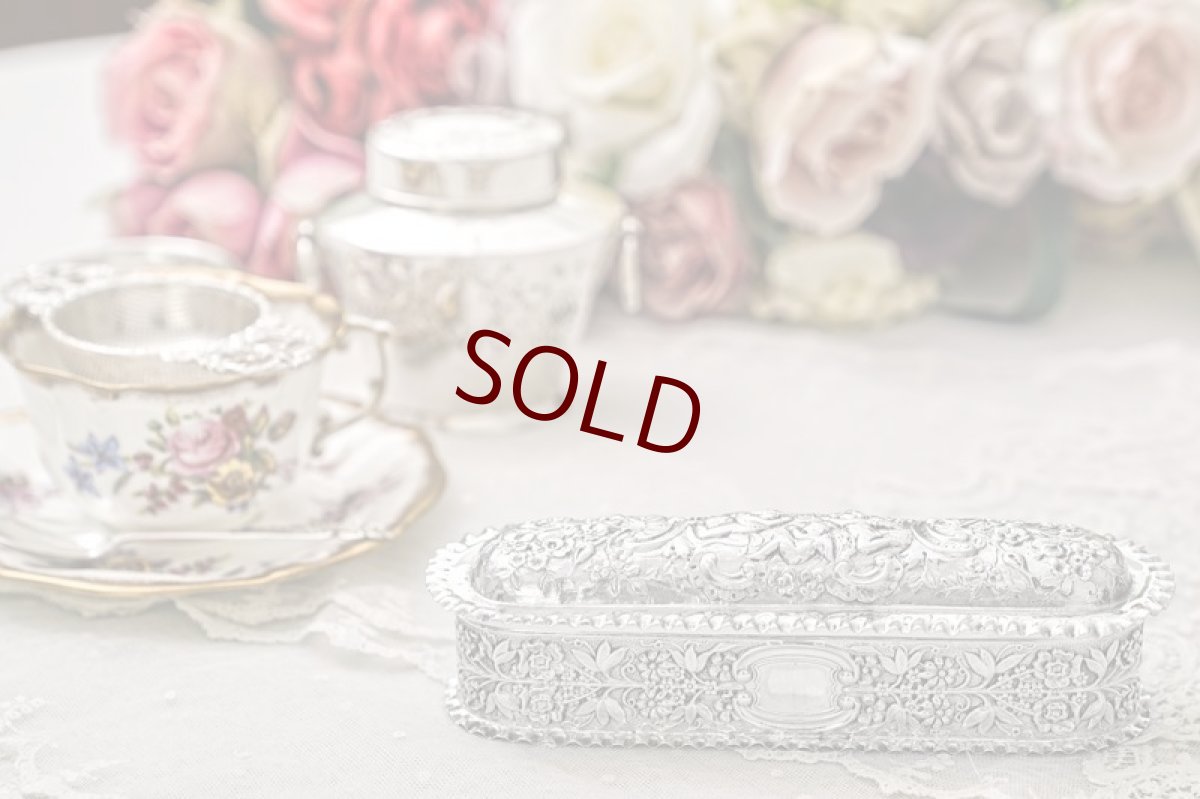 画像9: アンティークシルバー、アンティーク銀器　純銀製（９２５）1899年 マッピン＆ウェッブ　美打ち出し彫刻 内側金鍍金　 エンジェルのヴァニティーボックス (9)