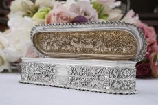 画像4: アンティークシルバー、アンティーク銀器　純銀製（９２５）1899年 マッピン＆ウェッブ　美打ち出し彫刻 内側金鍍金　 エンジェルのヴァニティーボックス (4)