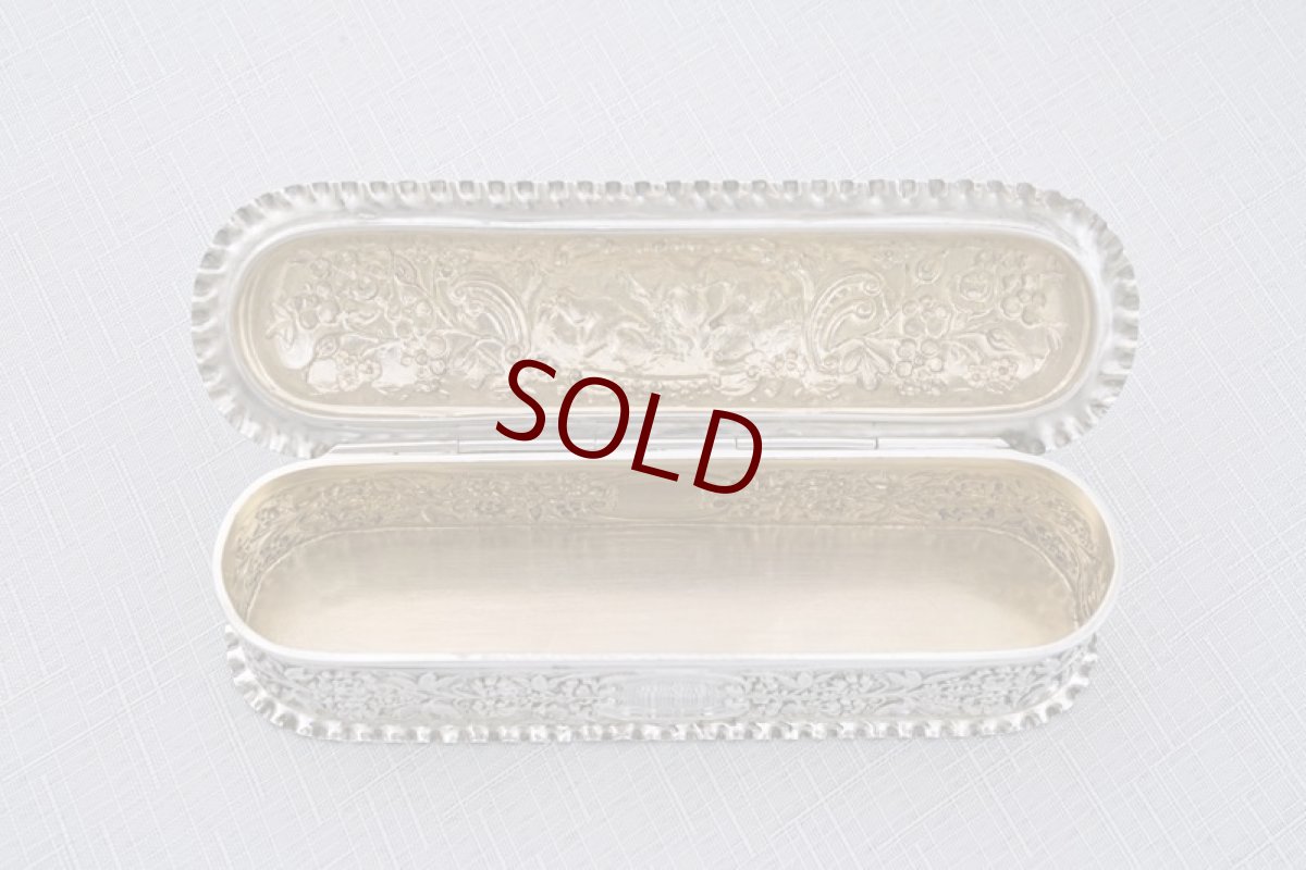 画像6: アンティークシルバー、アンティーク銀器　純銀製（９２５）1899年 マッピン＆ウェッブ　美打ち出し彫刻 内側金鍍金　 エンジェルのヴァニティーボックス (6)