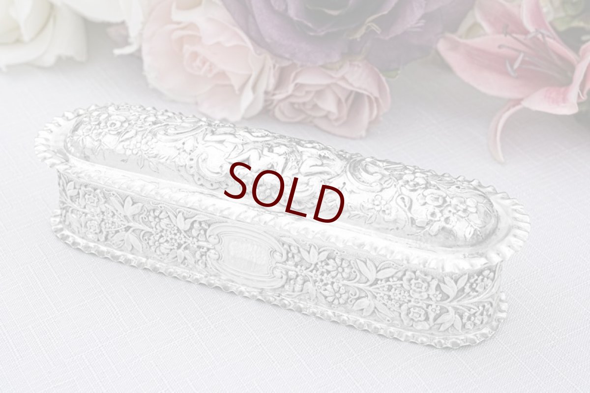 画像1: アンティークシルバー、アンティーク銀器　純銀製（９２５）1899年 マッピン＆ウェッブ　美打ち出し彫刻 内側金鍍金　 エンジェルのヴァニティーボックス (1)