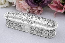 画像1: アンティークシルバー、アンティーク銀器　純銀製（９２５）1899年 マッピン＆ウェッブ　美打ち出し彫刻 内側金鍍金　 エンジェルのヴァニティーボックス (1)