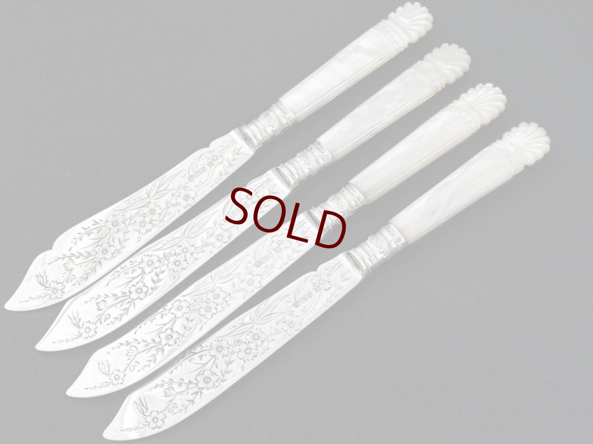 画像2: アンティークシルバー、アンティーク銀器、純銀製（925）1899年　白蝶貝ハンドル　手彫り　フィッシュカトラリー4組セット (2)