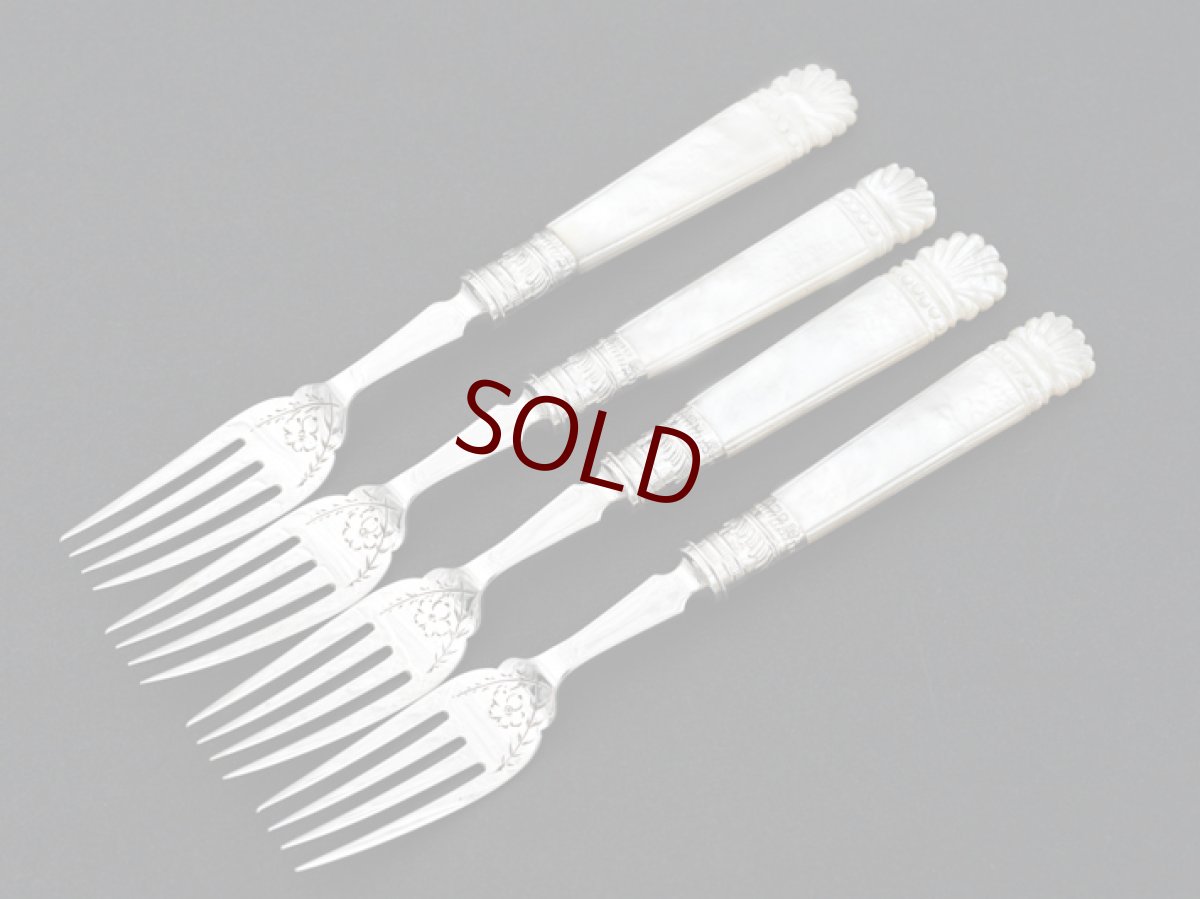 画像4: アンティークシルバー、アンティーク銀器、純銀製（925）1899年　白蝶貝ハンドル　手彫り　フィッシュカトラリー4組セット (4)