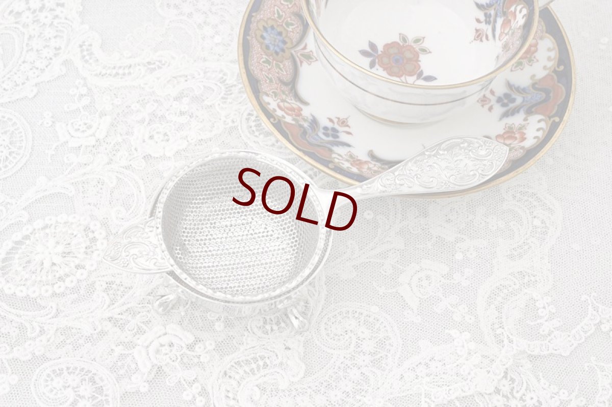 画像4: ヴィンテージシルバー、純銀製(925)　1972年 スタンド付き　花とスクロール装飾のティーストレイナー (4)