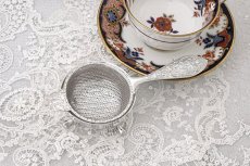 画像4: ヴィンテージシルバー、純銀製(925)　1972年 スタンド付き　花とスクロール装飾のティーストレイナー (4)