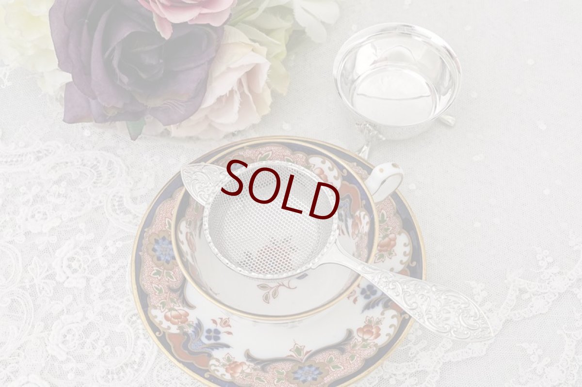 画像5: ヴィンテージシルバー、純銀製(925)　1972年 スタンド付き　花とスクロール装飾のティーストレイナー (5)